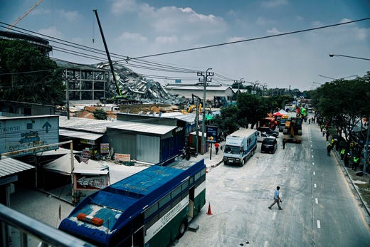 Drygt 100 människor vid en byggarbetsplats i Bangkok uppskattas fortfarande vara saknade efter jordbävningen i torsdags. Räddningsarbetet i Bangkok pågår dygnet runt.