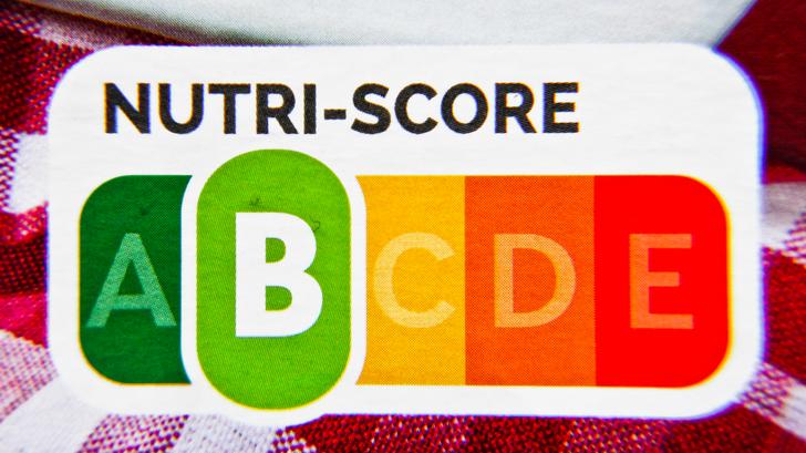Le nutri-score, système d'étiquetage nutritionnel à cinq niveaux, allant de A à E et du vert au rouge, est établi en fonction de la valeur nutritionnelle d'un produit alimentaire.