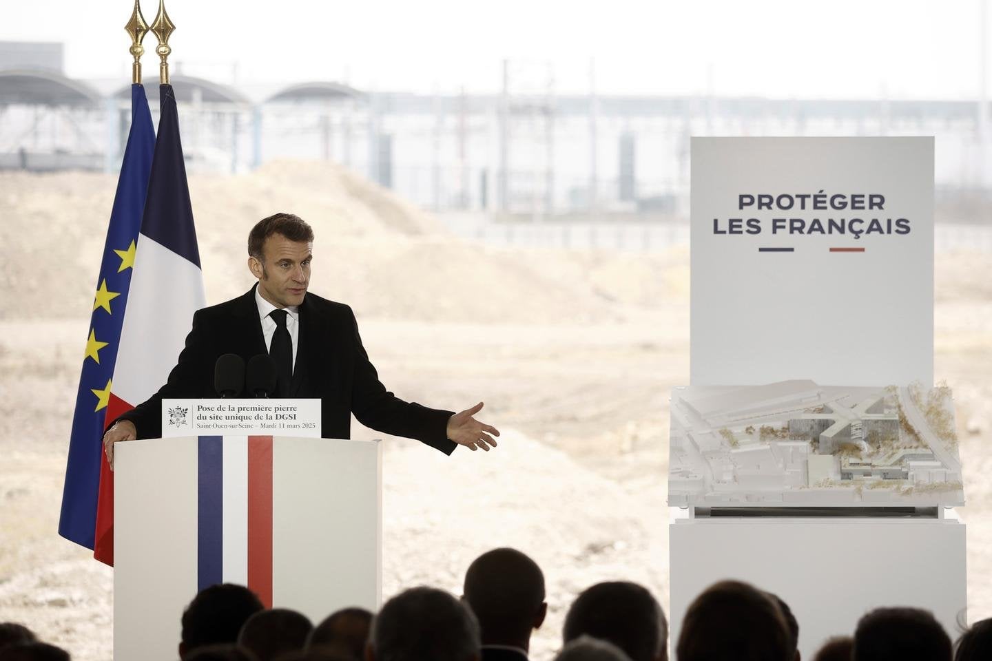 Pour Emmanuel Macron, la France doit lutter « en même temps contre les menaces géopolitiques » et « terroristes »