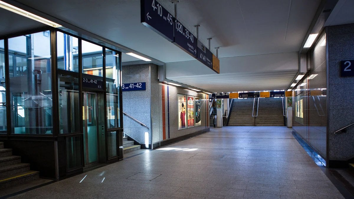 Wie weit darf eine Frau gehen, wenn sie sexuell belästigt wird? Am Bahnhof von Kaiserslautern soll ein Mann einer jungen Frau an den Po gegriffen haben. Sie zieht ein Messer und ersticht ihn. Vor Gericht geht es nun um die Frage, wo die Grenzen der Notwehr sind.