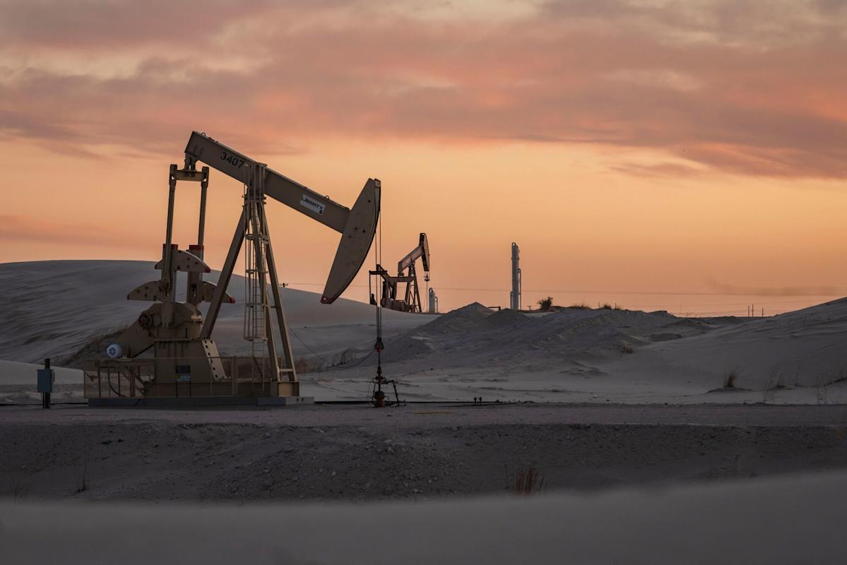 Oil Holds Gain as US Posts Biggest Drop in Stockpiles This Year