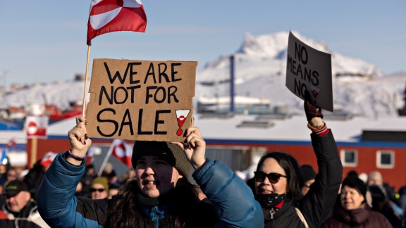 Protests erupt in Denmark over Vance's visit to Greenland