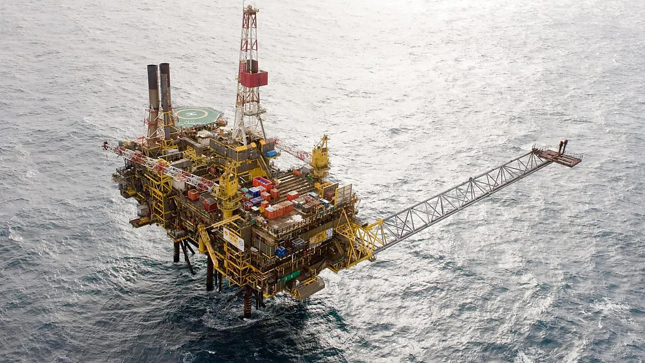 Shell presents gas & LNG as safe bets but keeps low carbon and renewable tools in play