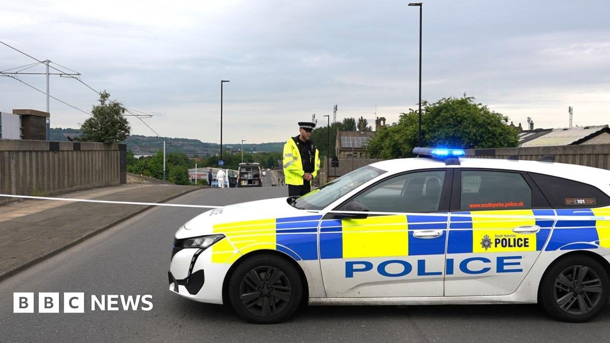 Police hunt 22 men after large-scale fight