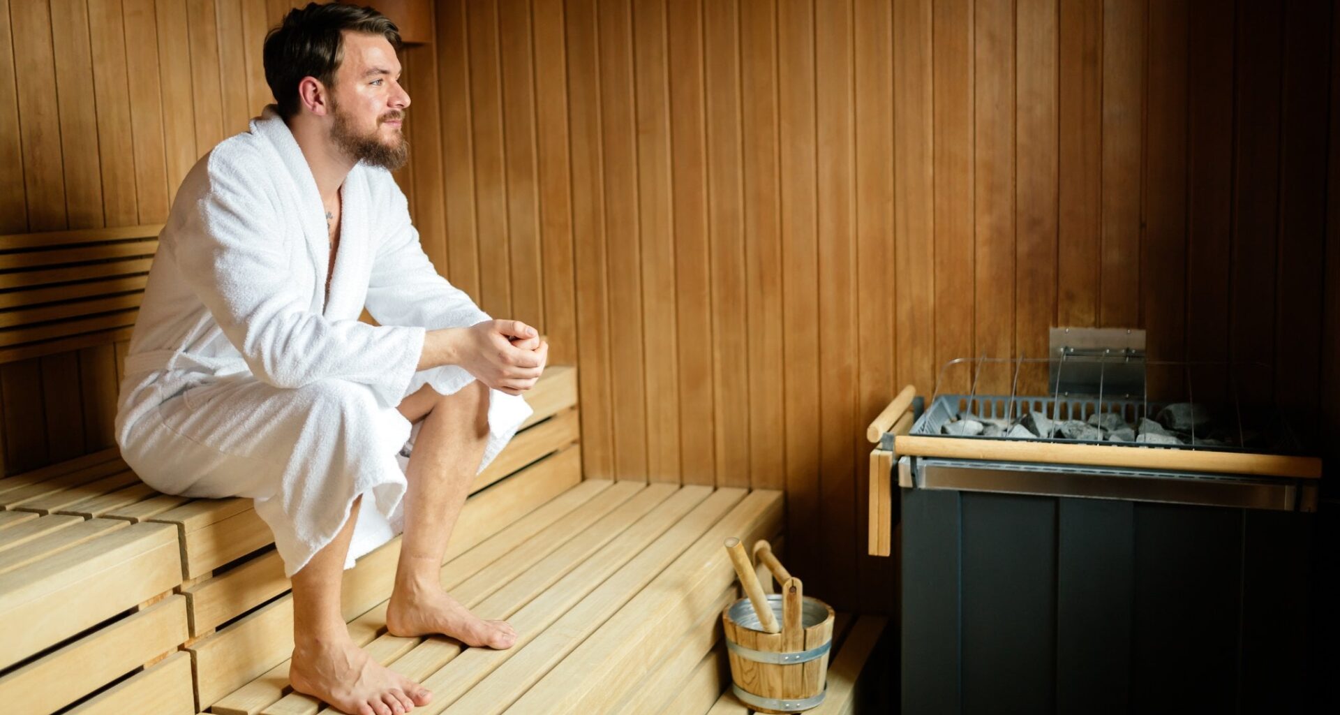 Ein Saunabesucher blieb zwei Minuten am heißen Ofen stehen, verbrannte sich die Füße und forderte Schadensersatz. Doch das LG Coburg bleibt cool: Wer in der Sauna vergisst, dass Hitze Gefahren mit sich bringt, muss mit den Konsequenzen leben.