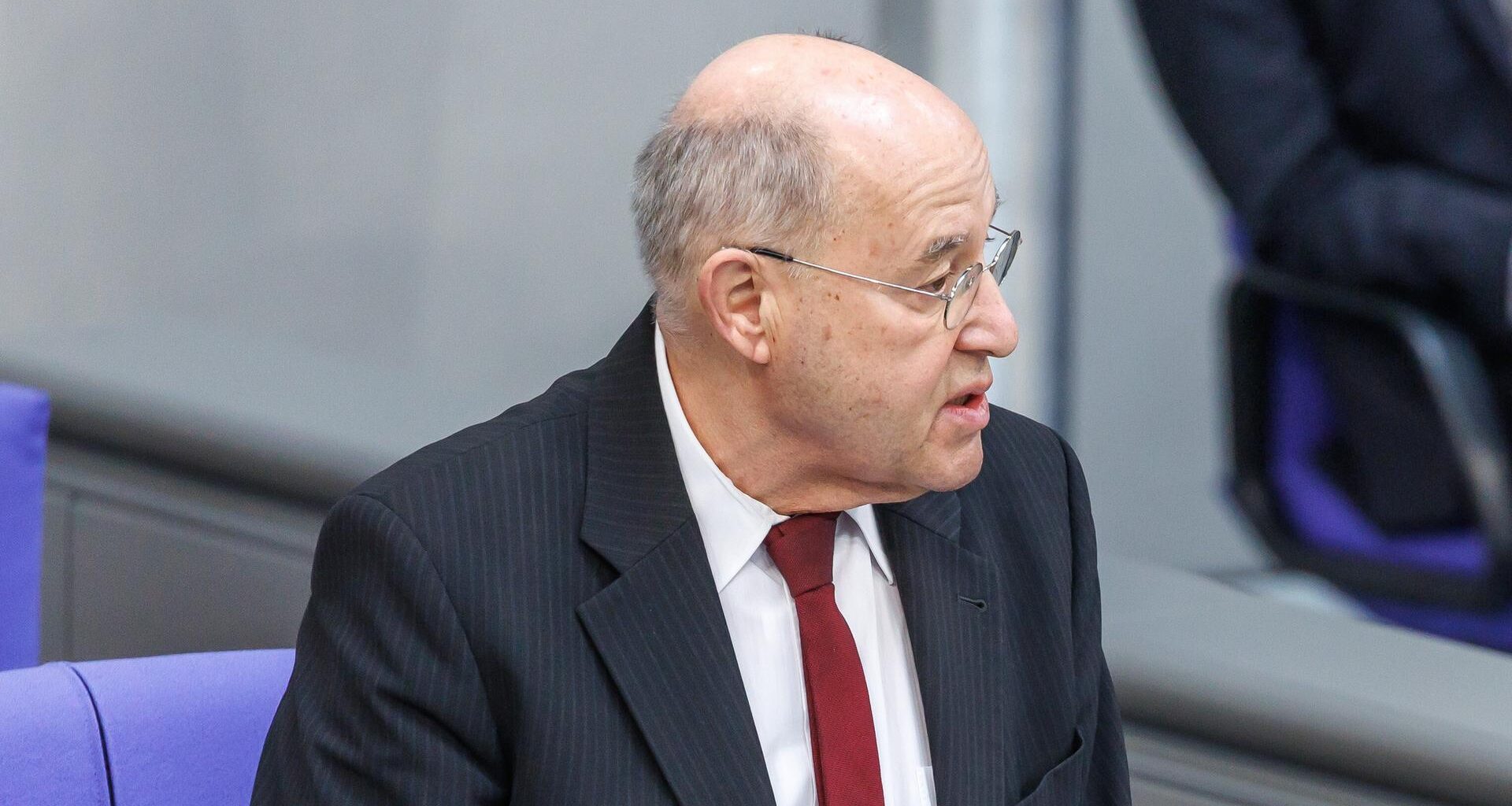 Alterspräsident Gregor Gysi im schwarzen Anzug mit roter Krawatte spricht bei der 1.Sitzung des neugewählten Bundestags.