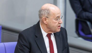 Alterspräsident Gregor Gysi im schwarzen Anzug mit roter Krawatte spricht bei der 1.Sitzung des neugewählten Bundestags.