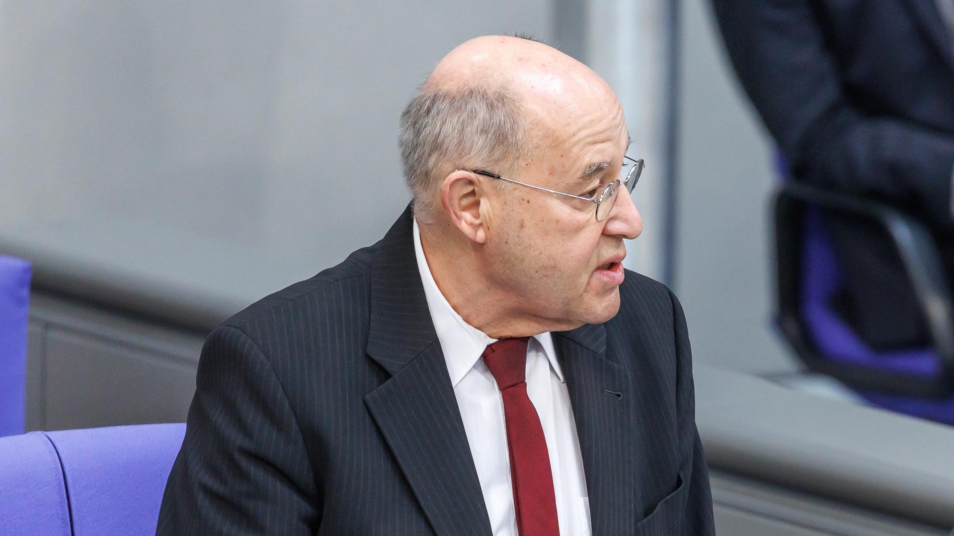 Alterspräsident Gregor Gysi im schwarzen Anzug mit roter Krawatte spricht bei der 1.Sitzung des neugewählten Bundestags. 