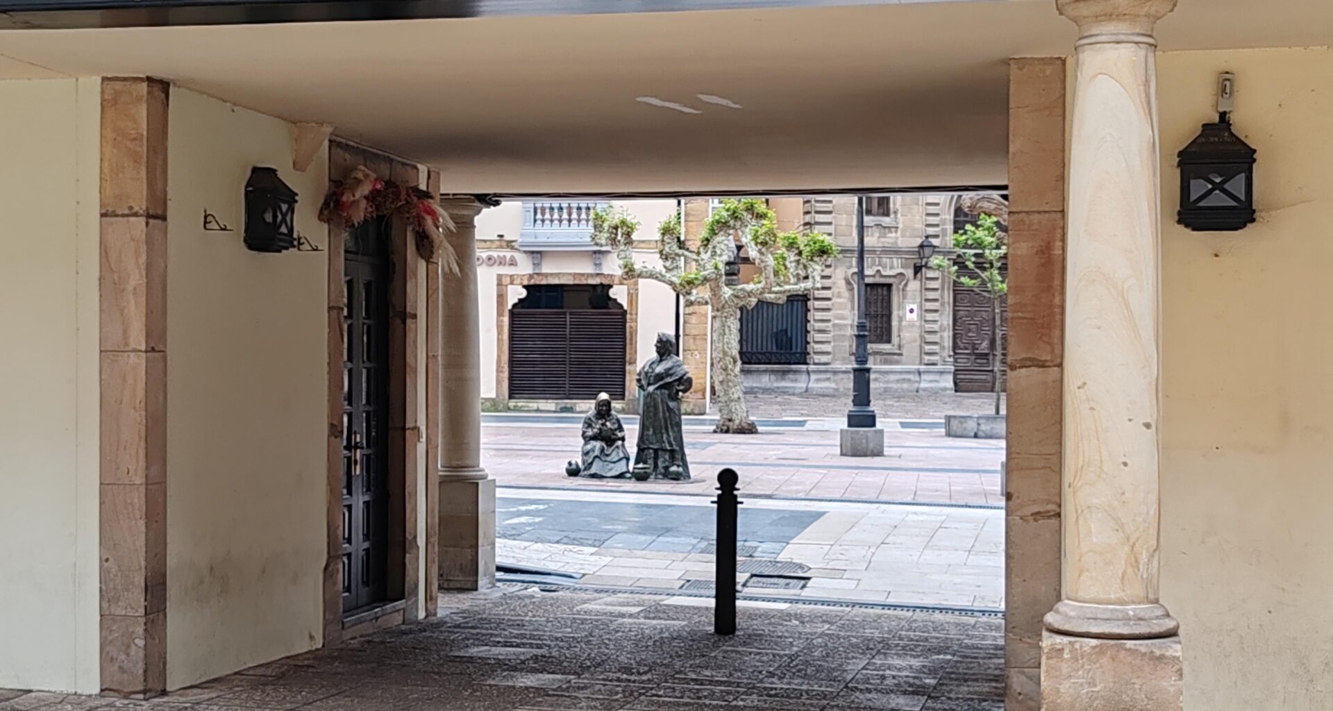 Peasant women waiting in the square. Oviedo,Spain.