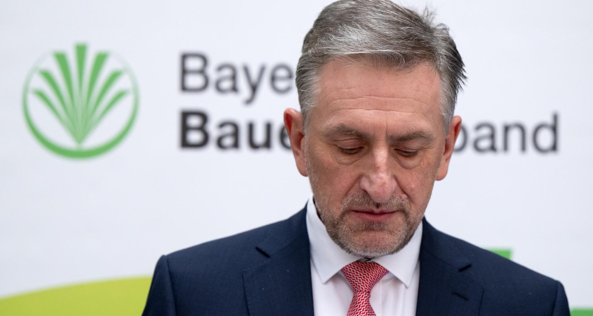 Günther Felßner, Präsident des Bayerischen Bauernverbands, gibt eine persönliche Erklärung ab.