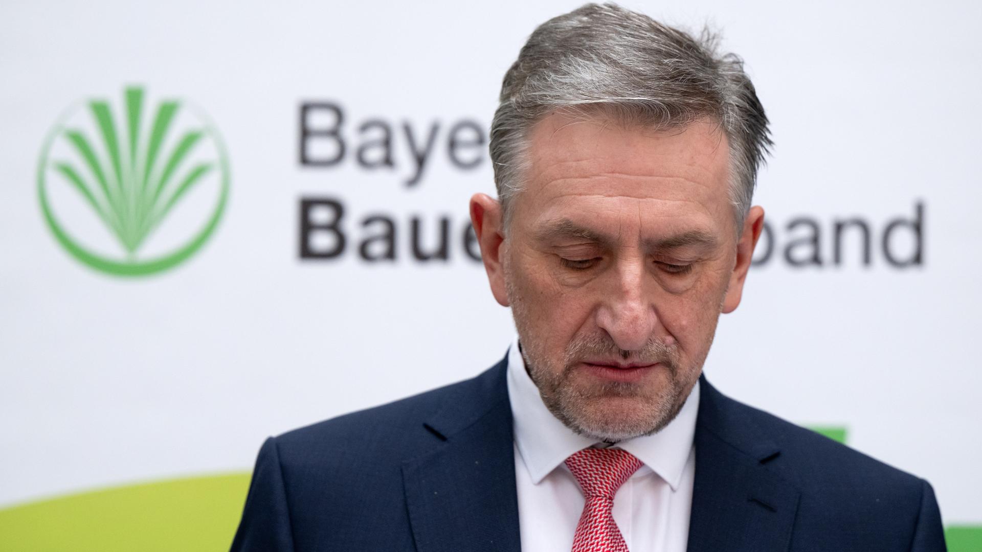 Günther Felßner, Präsident des Bayerischen Bauernverbands, gibt eine persönliche Erklärung ab. 