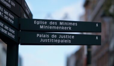 Bilingual pedestrian signpost in Brussels, Belgium