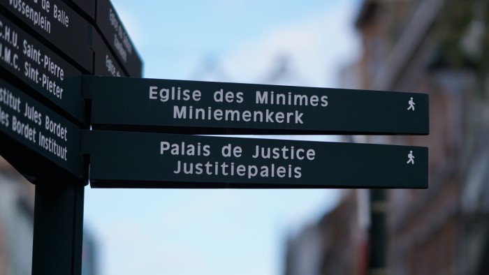 Bilingual pedestrian signpost in Brussels, Belgium