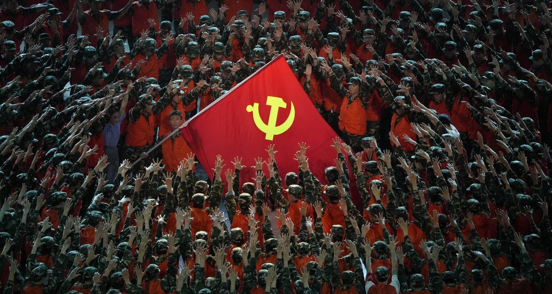 Als Rettungskräfte verkleidete Darsteller versammeln sich um eine Fahne der Kommunistischen Partei während einer Gala-Show im Vorfeld des hundertjährigen Jubiläums der Gründung der Kommunistischen Partei Chinas.