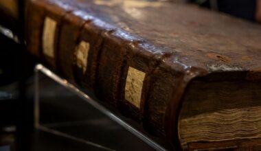 La Bible de Gutenberg, vieille de 570 ans et d'une valeur inestimable, exposée à Varsovie