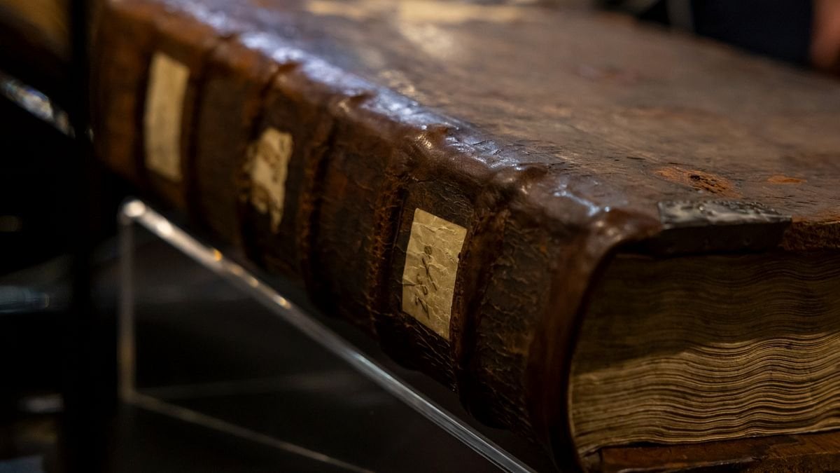 La Bible de Gutenberg, vieille de 570 ans et d'une valeur inestimable, exposée à Varsovie