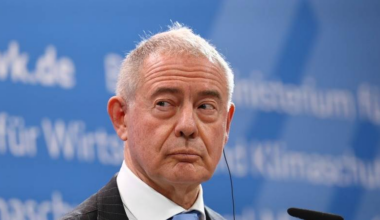 Italy plans to boost ties between auto and defense sectors