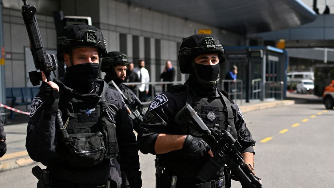 Israelische Polizisten sichern den Tatort des Terroranschlags in Haifa: Ein deutscher Staatsbürger soll der Täter sein. Israelische Polizisten sichern den Tatort des Terroranschlags in Haifa: Ein deutscher Staatsbürger soll der Täter sein.