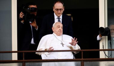 Le pape François a salué les fidèles à l’hôpital Gemelli, à Rome, pour sa première apparition publique depuis son hospitalisation