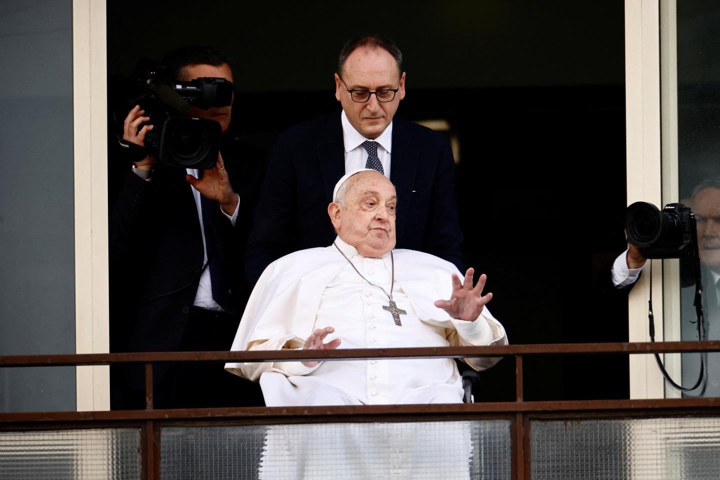 Le pape François a salué les fidèles à l’hôpital Gemelli, à Rome, pour sa première apparition publique depuis son hospitalisation
