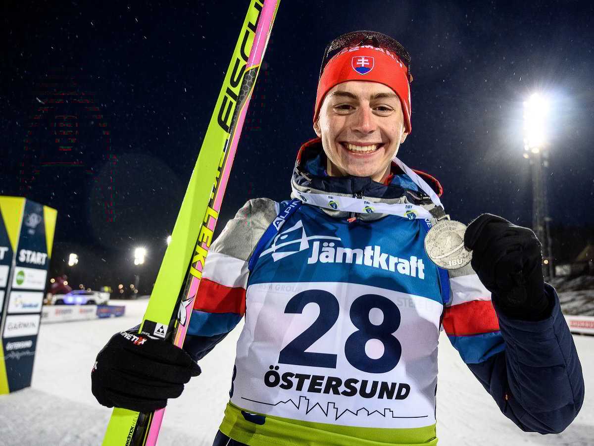 Slovenský biatlonista Jakub Borguľa získal striebornú medailu v rýchlostných pretekoch na majstrovstvách sveta juniorov a kadetov vo švédskom Östersunde