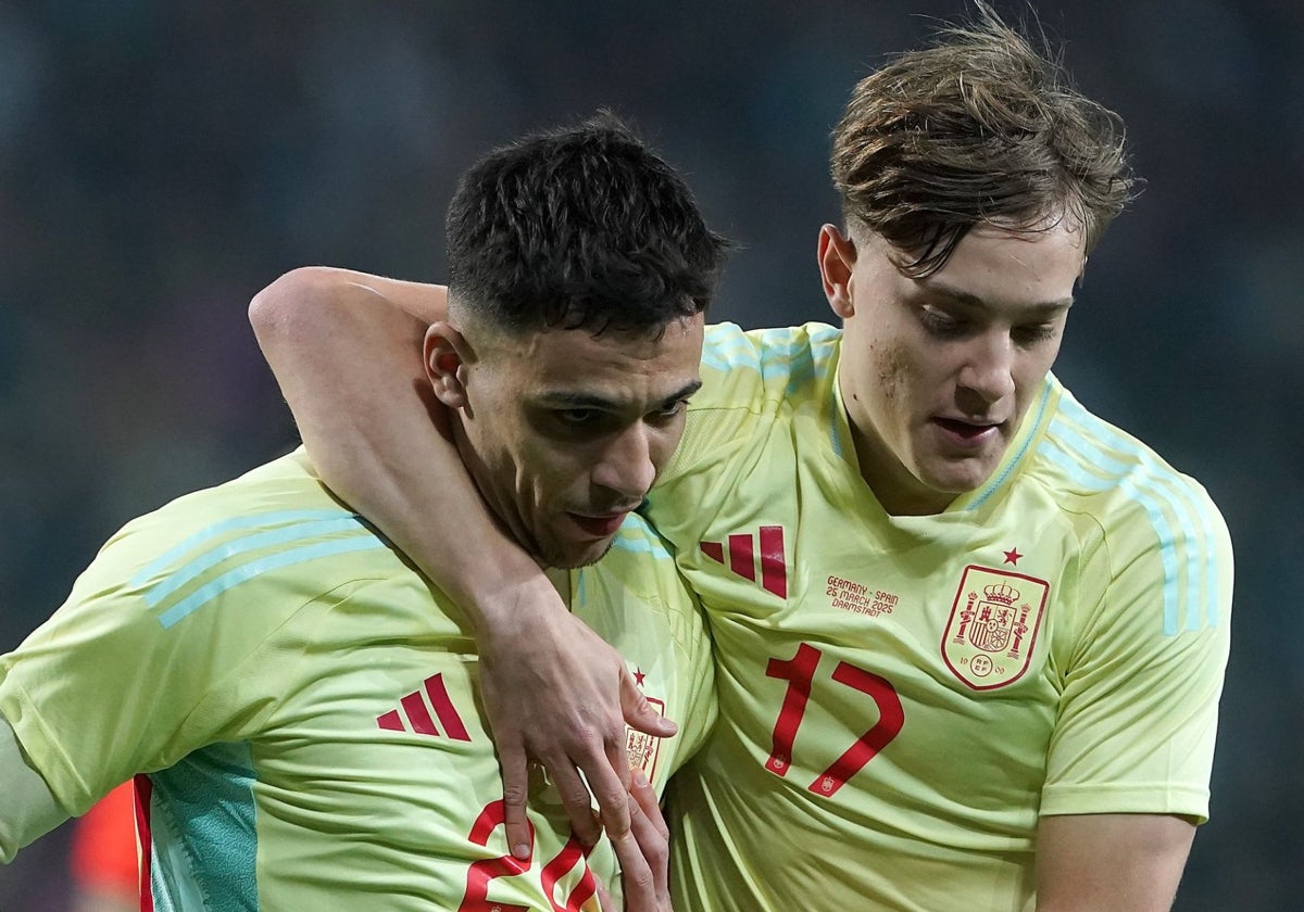 Jesús Rodríguez abraza a Gabri Veiga tras el gol del gallego en el Alemania - España de categoría sub 21