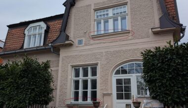 Bepflanzung Fenstertröge und Eingangsbereich