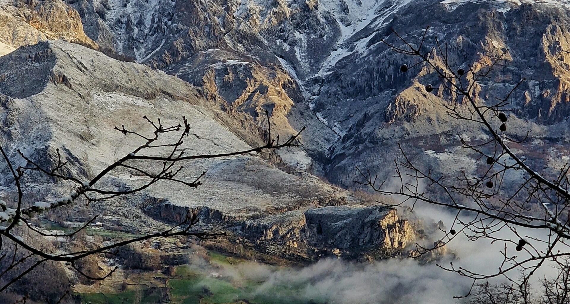 El pueblo de Brez al resguardo del mazico oriental de Picos de Europa.