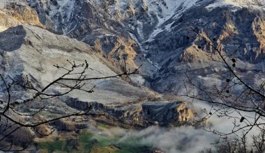 El pueblo de Brez al resguardo del mazico oriental de Picos de Europa.