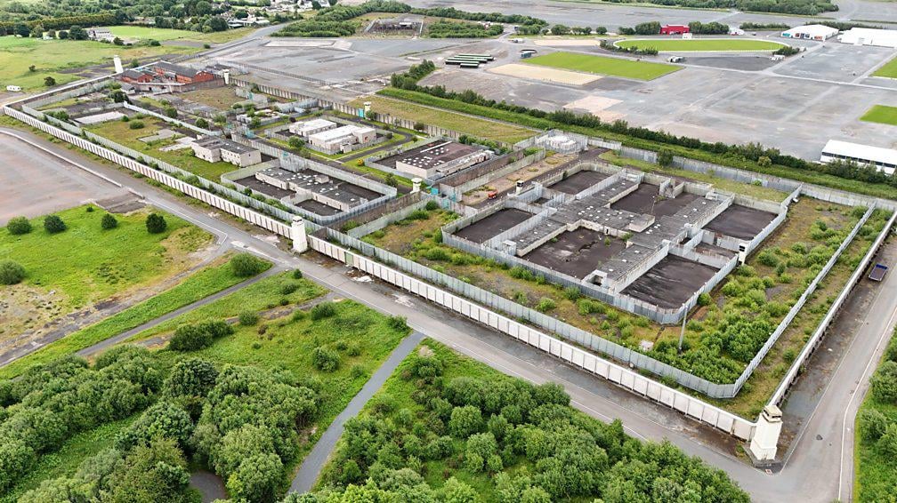 What should be done about HMP Maze, Long Kesh?