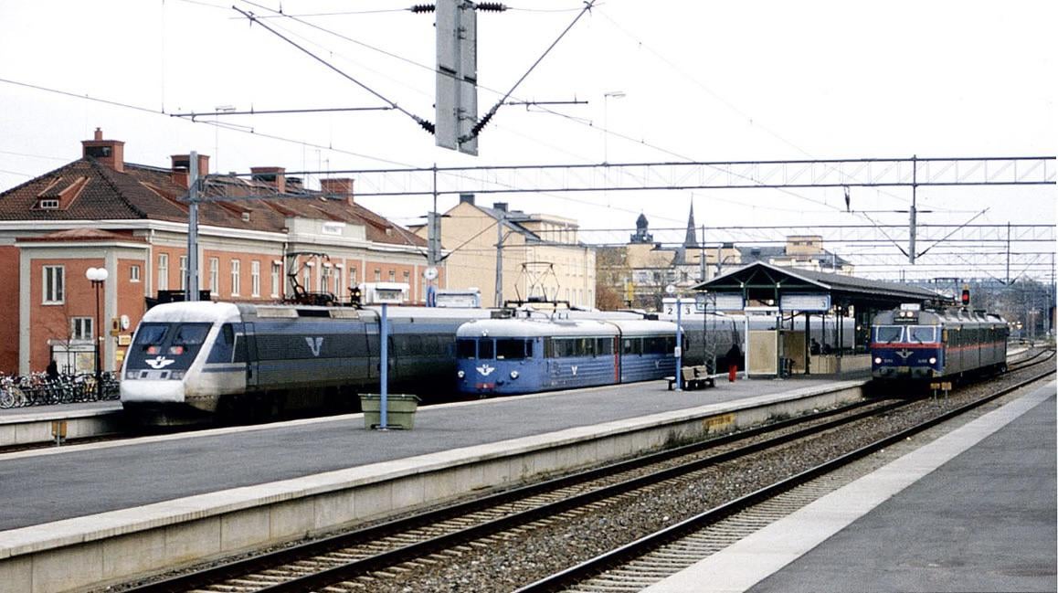 Tre generationer utav SJ-tåg på Eskilstunas centralstation 1997.