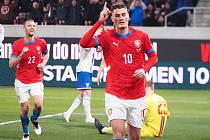 Patrik Schick slaví vítěznou branky do sítě Faerských ostrovů.