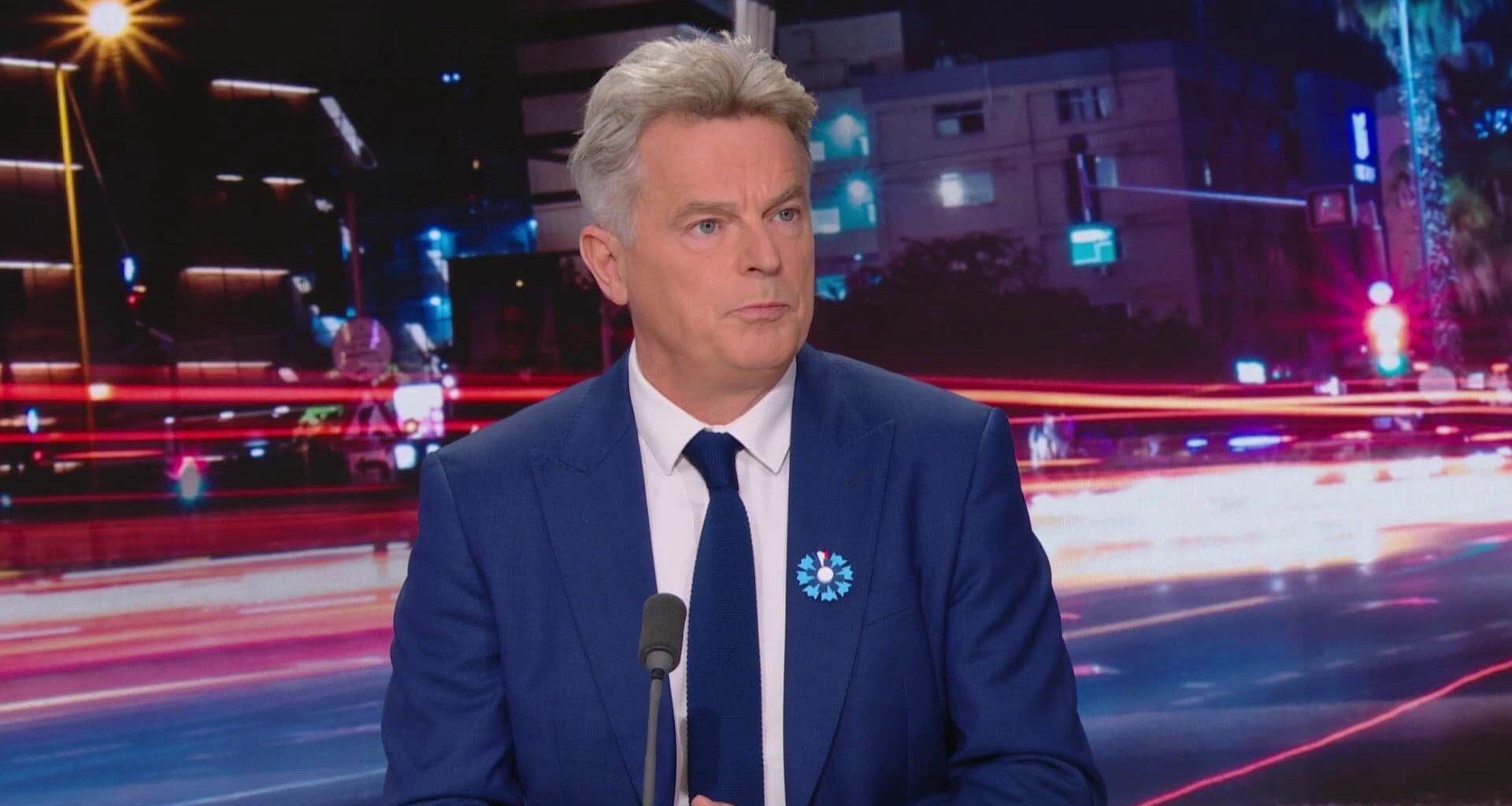 "Infamant": Fabien Roussel dénonce une affiche des Insoumis l'associant à l'extrême droite