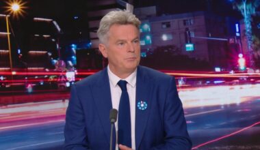 "Infamant": Fabien Roussel dénonce une affiche des Insoumis l'associant à l'extrême droite