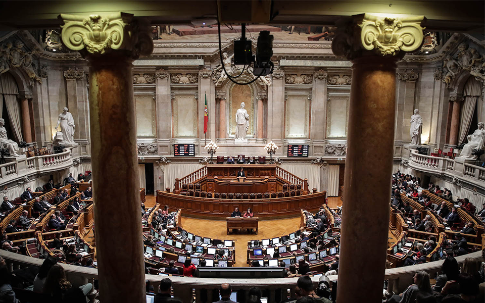 Lançar um livro, repor energias e ver a série da moda. O que fazem os deputados com o Parlamento a meio gás?