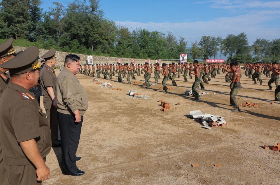 Kim Jong-un observing North Korean special forces troops breaking bricks.