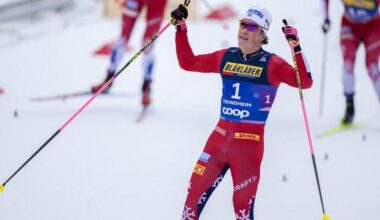 Klæbo spurtet til VM-gull på skiathlon: – Han går rundt og leker seg