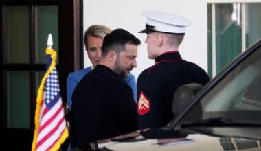 Der ukrainische Präsident Wolodymir Selenskyj steigt vor dem Weißen Haus ins Auto.