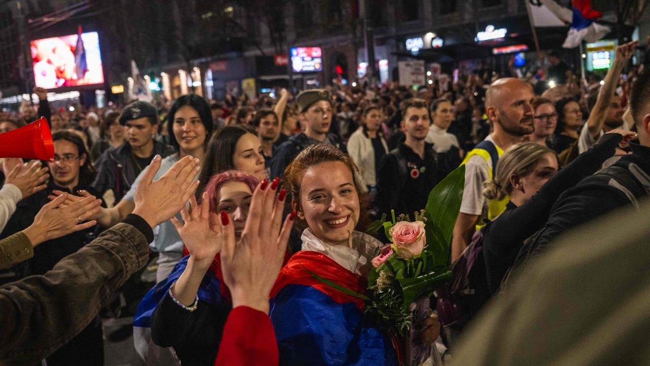 Großkundgebung in Belgrad: "Erhöht den Druck!"