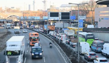 Autos stehen auf der A100 in Richtung der gesperrten Brücke an der Messe im Stau. (Quelle: dpa/Sebastian Gollnow)
