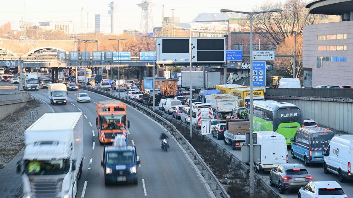 Autos stehen auf der A100 in Richtung der gesperrten Brücke an der Messe im Stau. (Quelle: dpa/Sebastian Gollnow)
