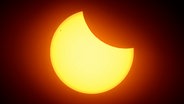 Eine Sonnenfinsternis © NDR Foto: Jens Trojan