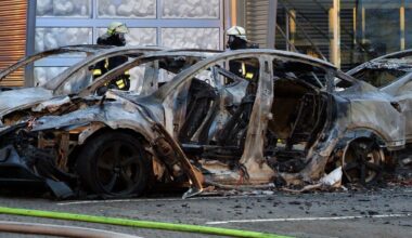 Tesla-Protesttag? Feuer zerstört 7 Elektroautos in Ottersberg