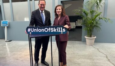 Roxana Mînzatu, Executive Vice-President for Social Rights and Skills, Quality Jobs and Preparedness and Cisco Chair and CEO Chuck Robbins.