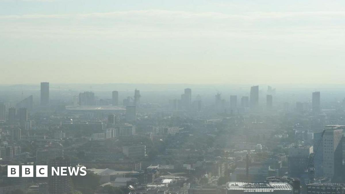 "Switch engines off and to refrain from burning wood waste": high air pollution alert issued for today in London
