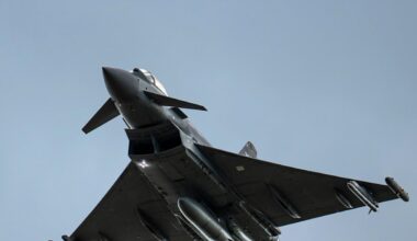 España acelera el rearme militar y pide 45 super cazas en tiempo récord