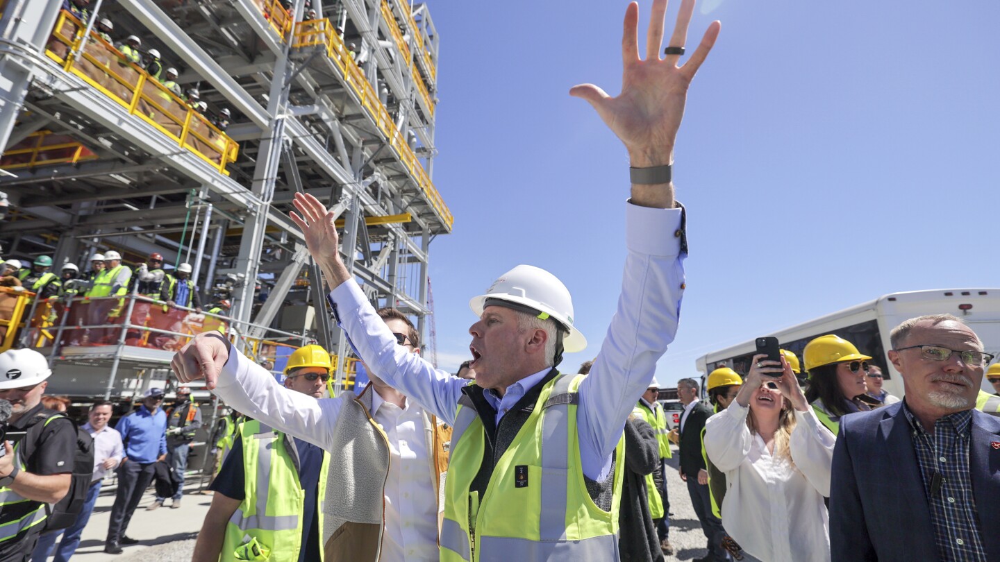 Trump's interior and energy secretaries cheer on natural gas export industry in Gulf Coast