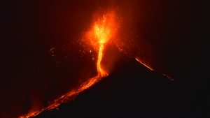 Thumbnail voor Uitbarstende vulkaan Etna spuwt lava en dat levert bijzondere beelden op