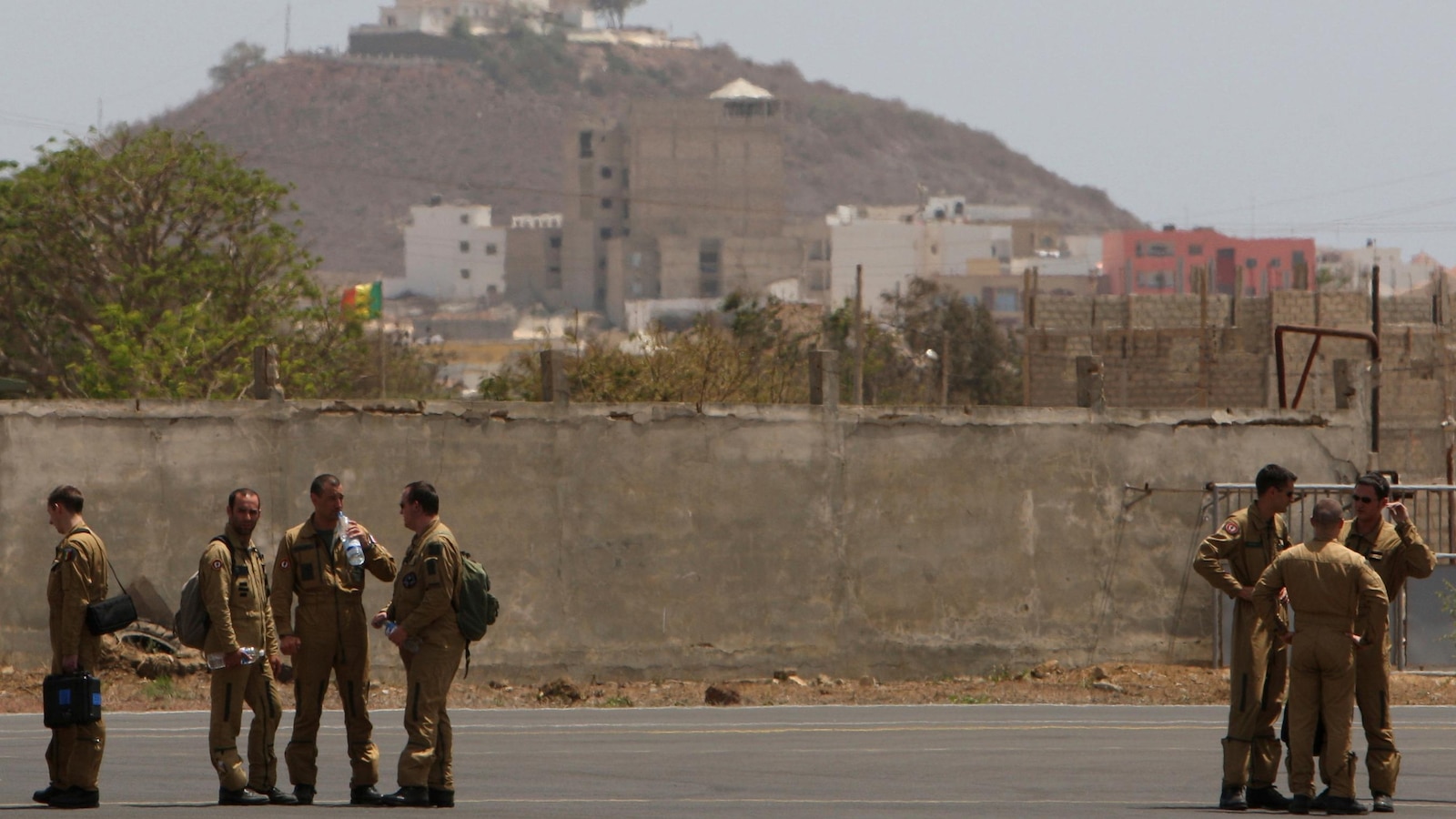 France begins handing over military bases to Senegal