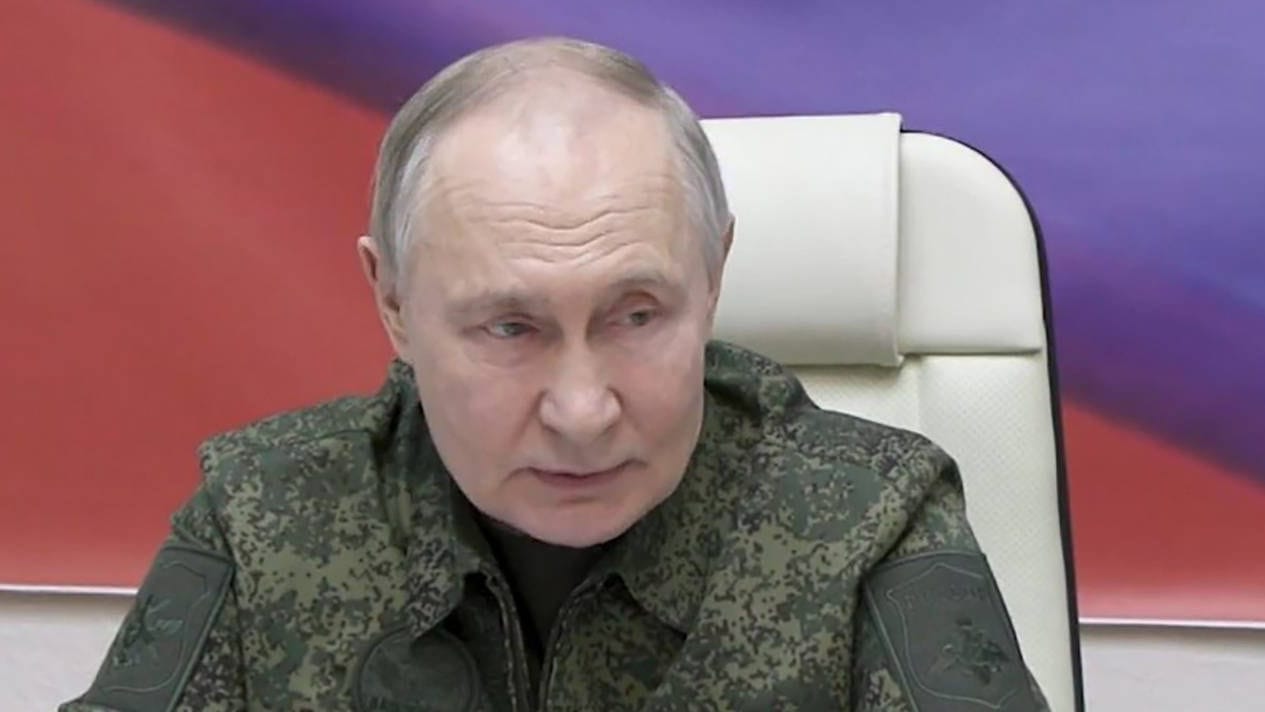 Wladimir Putin bei einem Treffen mit Militärs in Kursk: Plant er eine neue Offensive? (Archivbild) Wladimir Putin bei einem Treffen mit Militärs in Kursk: Plant er eine neue Offensive? (Archivbild)